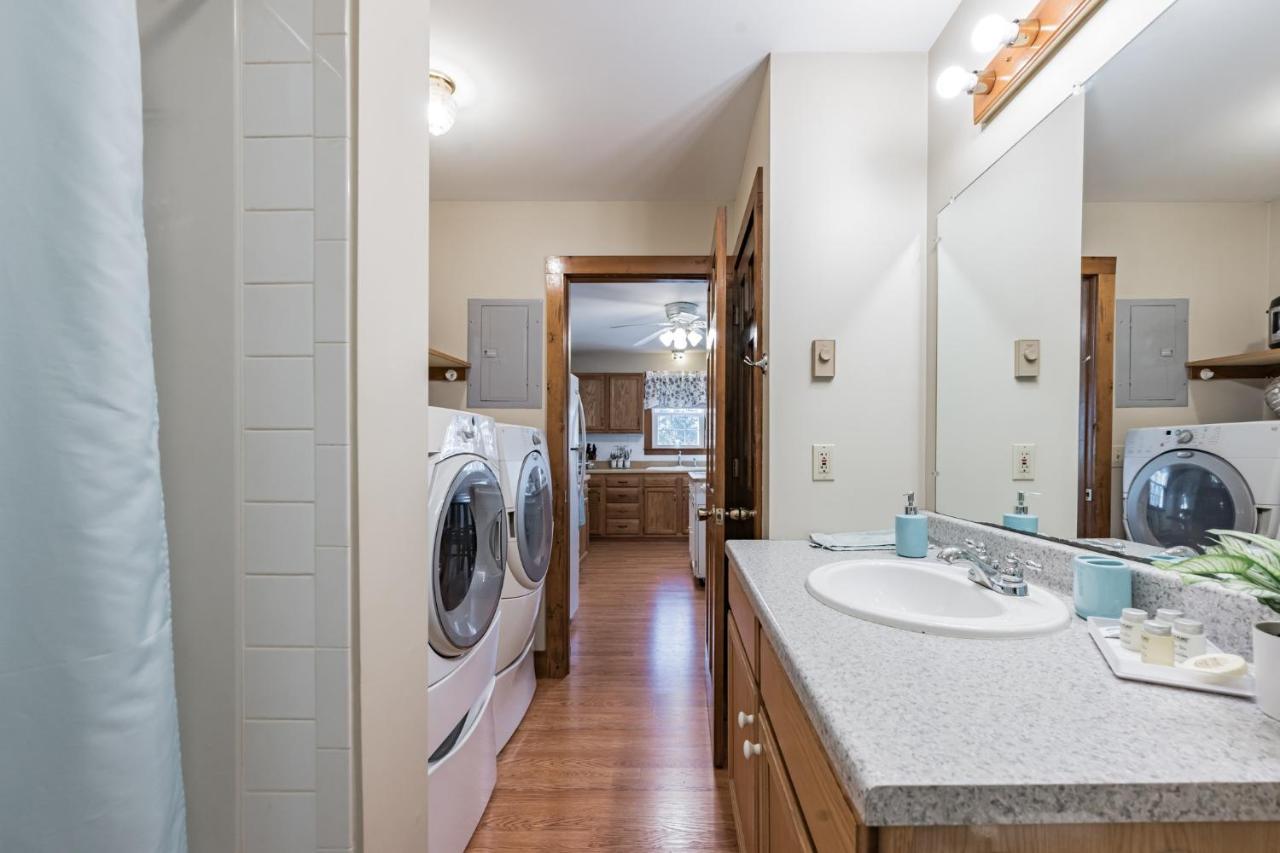 Cozy Bungalow Just Minutes From Mystic, Westerly Beaches, Boating And Casinos! Bungalow グロトン エクステリア 写真