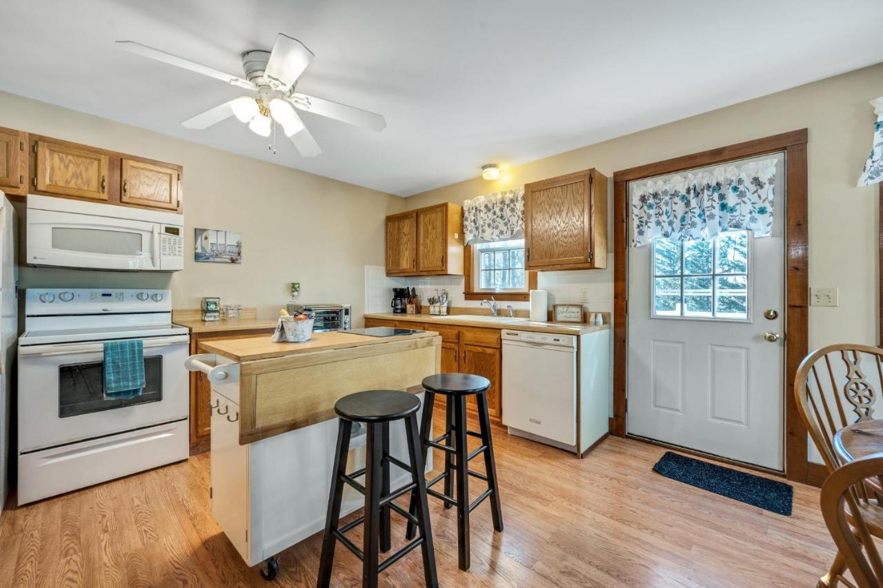 Cozy Bungalow Just Minutes From Mystic, Westerly Beaches, Boating And Casinos! Bungalow グロトン エクステリア 写真