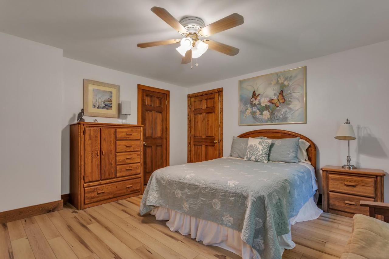 Cozy Bungalow Just Minutes From Mystic, Westerly Beaches, Boating And Casinos! Bungalow グロトン エクステリア 写真