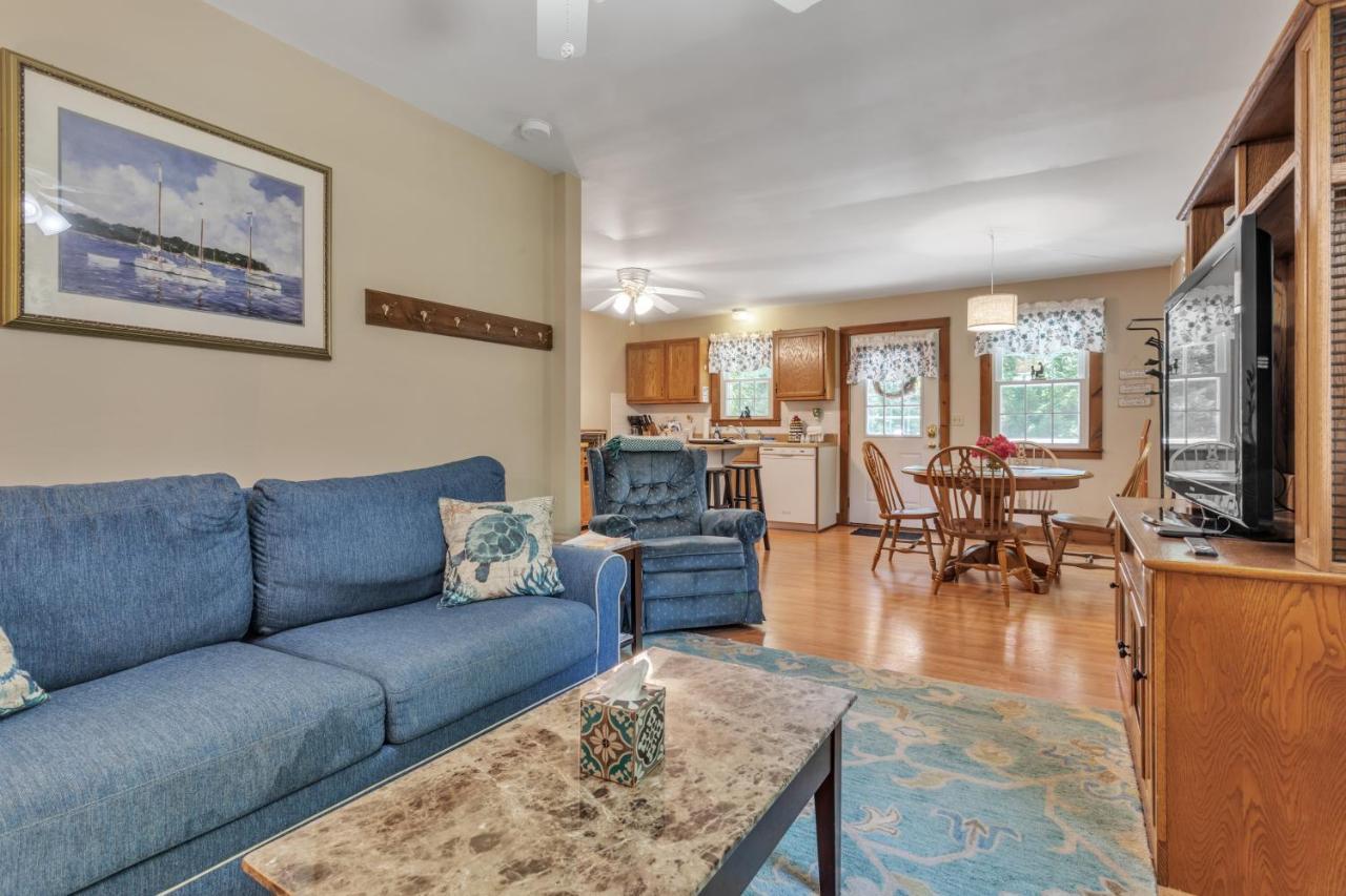 Cozy Bungalow Just Minutes From Mystic, Westerly Beaches, Boating And Casinos! Bungalow グロトン エクステリア 写真