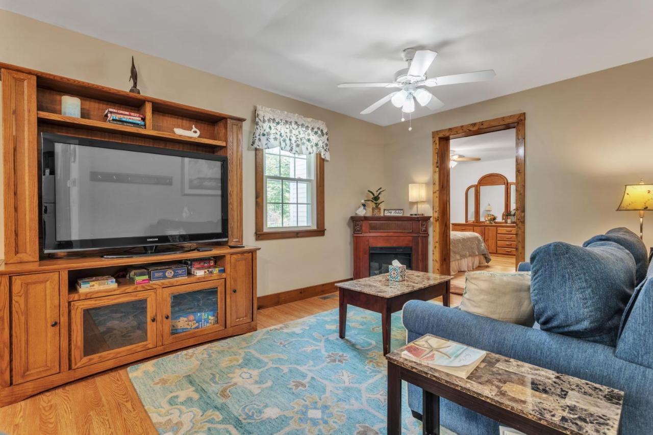 Cozy Bungalow Just Minutes From Mystic, Westerly Beaches, Boating And Casinos! Bungalow グロトン エクステリア 写真