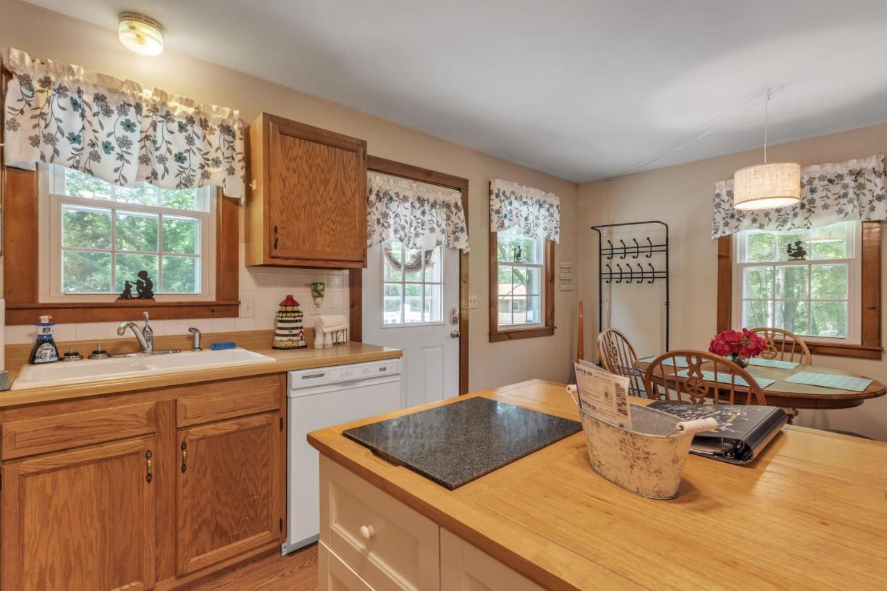 Cozy Bungalow Just Minutes From Mystic, Westerly Beaches, Boating And Casinos! Bungalow グロトン エクステリア 写真