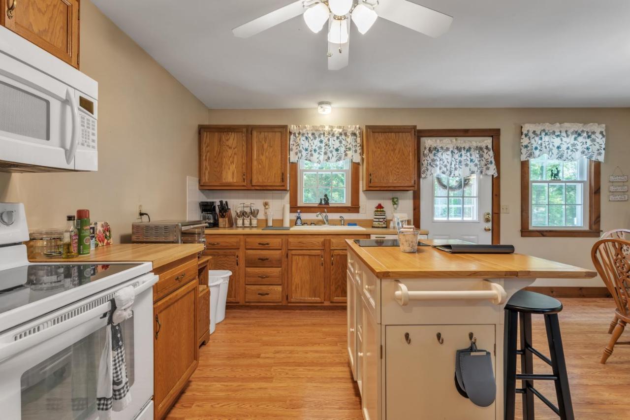Cozy Bungalow Just Minutes From Mystic, Westerly Beaches, Boating And Casinos! Bungalow グロトン エクステリア 写真