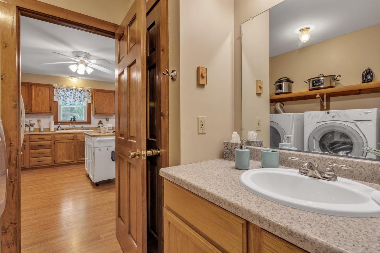 Cozy Bungalow Just Minutes From Mystic, Westerly Beaches, Boating And Casinos! Bungalow グロトン エクステリア 写真