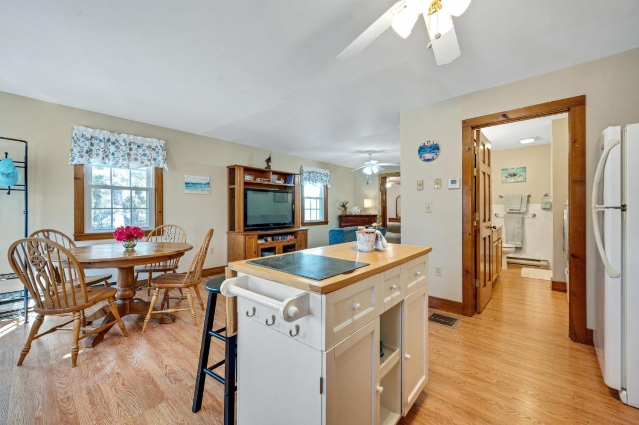 Cozy Bungalow Just Minutes From Mystic, Westerly Beaches, Boating And Casinos! Bungalow グロトン エクステリア 写真