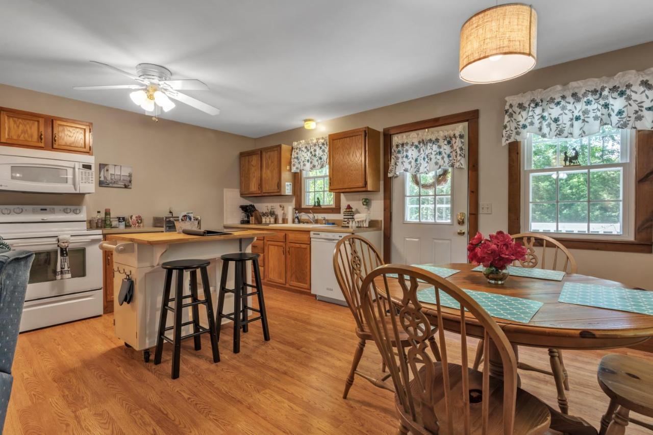 Cozy Bungalow Just Minutes From Mystic, Westerly Beaches, Boating And Casinos! Bungalow グロトン エクステリア 写真