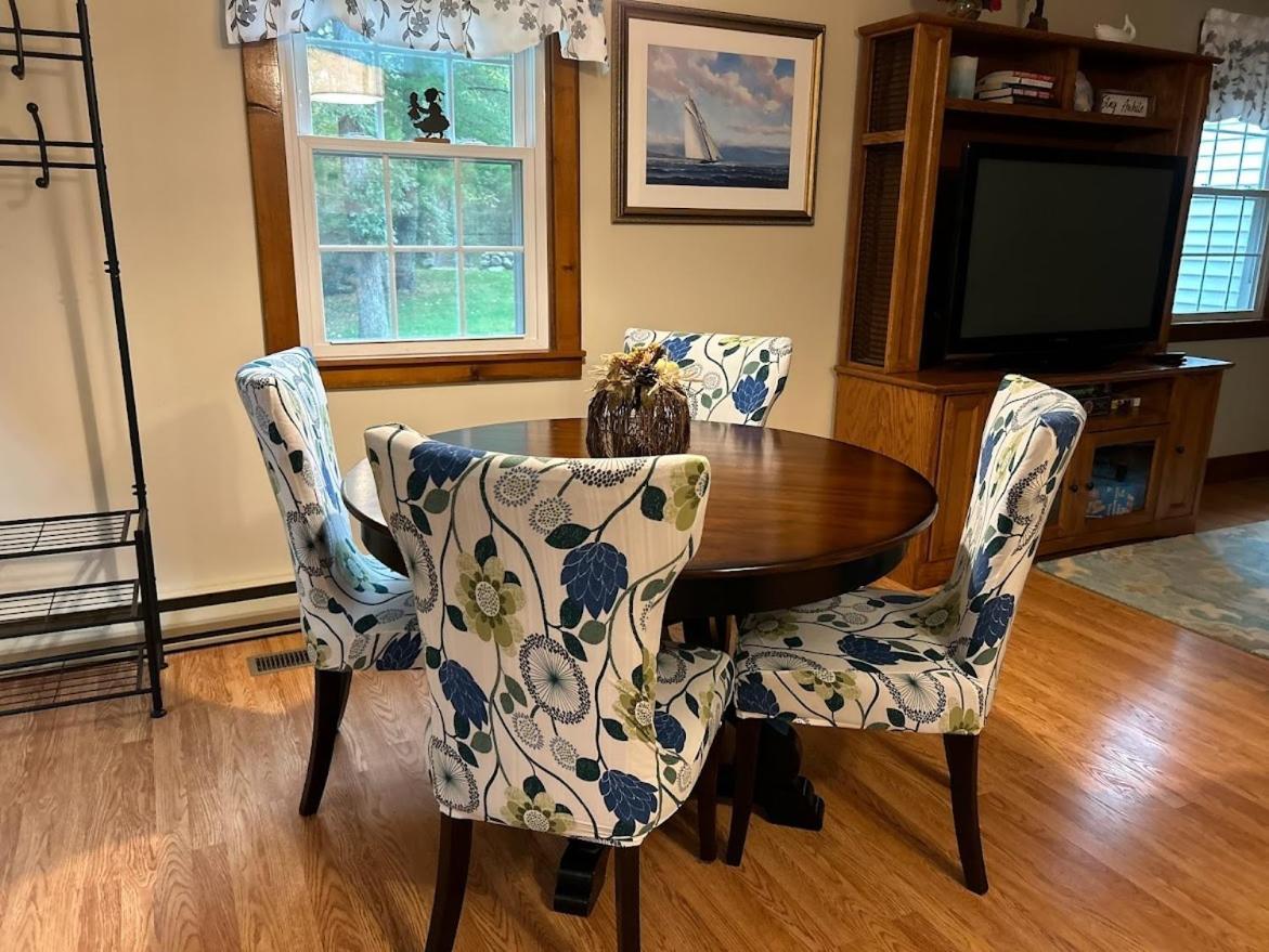 Cozy Bungalow Just Minutes From Mystic, Westerly Beaches, Boating And Casinos! Bungalow グロトン エクステリア 写真