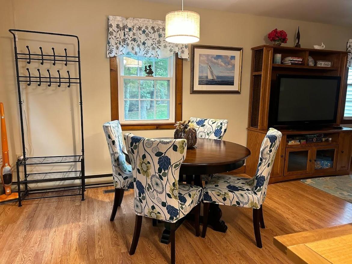 Cozy Bungalow Just Minutes From Mystic, Westerly Beaches, Boating And Casinos! Bungalow グロトン エクステリア 写真